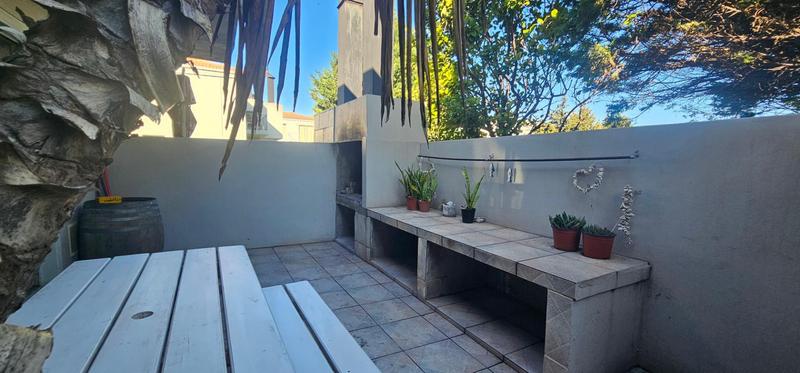 2 Bedroom Property for Sale in Middedorp Western Cape